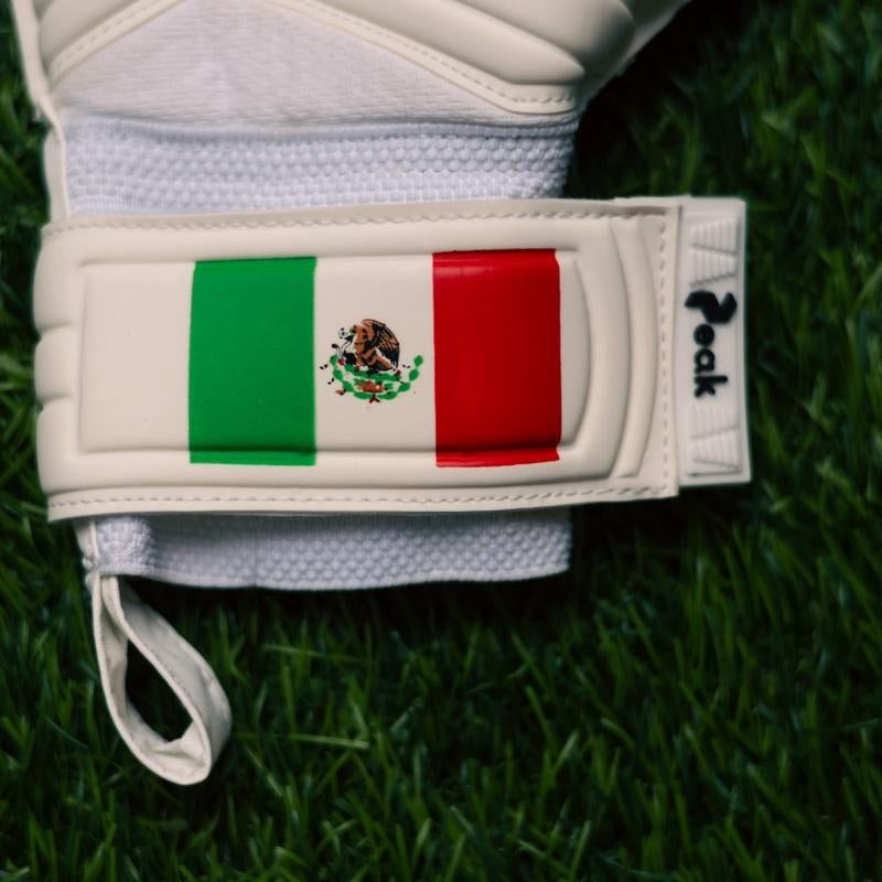 Peak Performance Classic White Mexico Goalkeeper Gloves